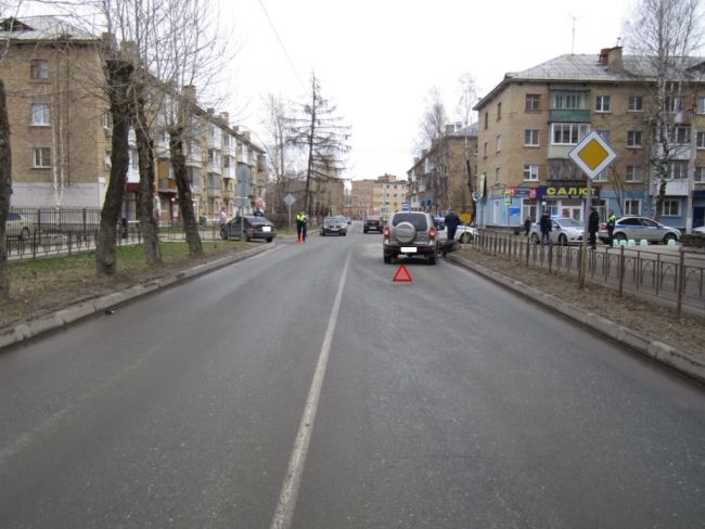 В Ухте на улице Оплеснина столкнулись Volkswagen Polo, Chevrolet Niva и мотоцикл Kawasaki